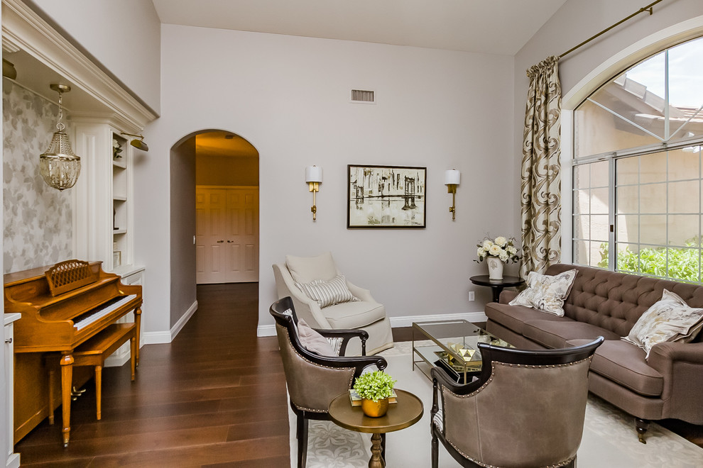 Стильный дизайн: парадная, открытая гостиная комната среднего размера в стиле неоклассика (современная классика) с серыми стенами, паркетным полом среднего тона и коричневым полом без камина, телевизора - последний тренд
