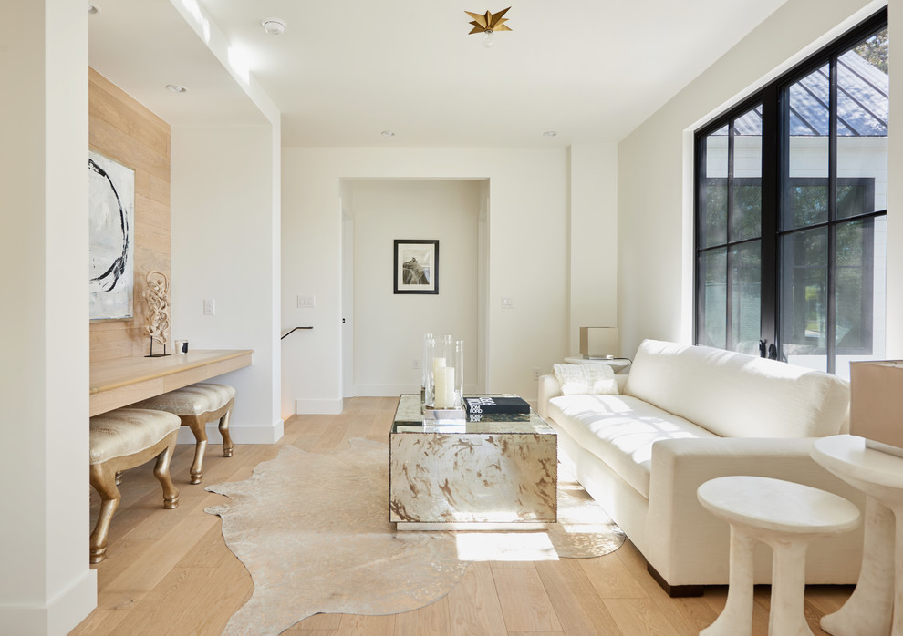 Kleines, Repräsentatives, Fernseherloses, Abgetrenntes Klassisches Wohnzimmer ohne Kamin mit weißer Wandfarbe und hellem Holzboden in Austin
