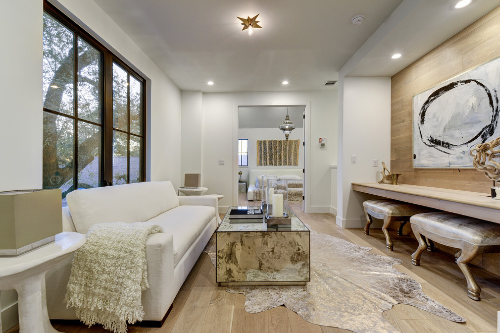 Fernseherloses Modernes Wohnzimmer mit weißer Wandfarbe und hellem Holzboden in Austin