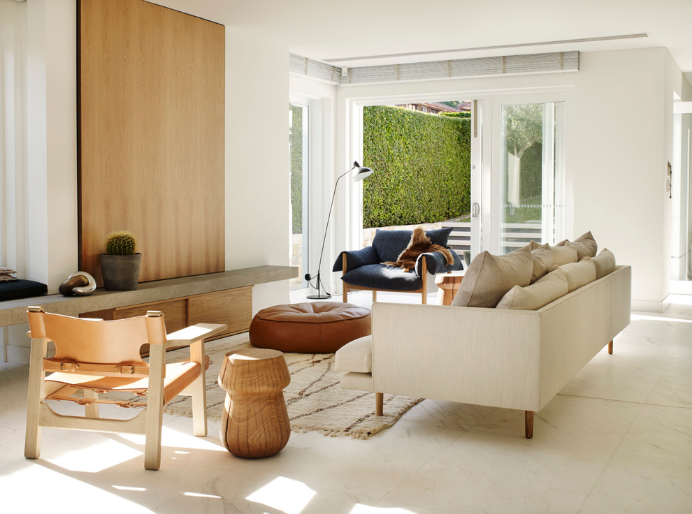Foto di un soggiorno minimal con pareti bianche e pavimento in marmo