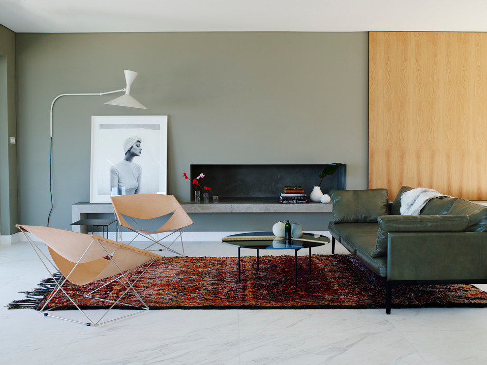 Réalisation d'un salon design avec un mur gris et un sol en marbre.