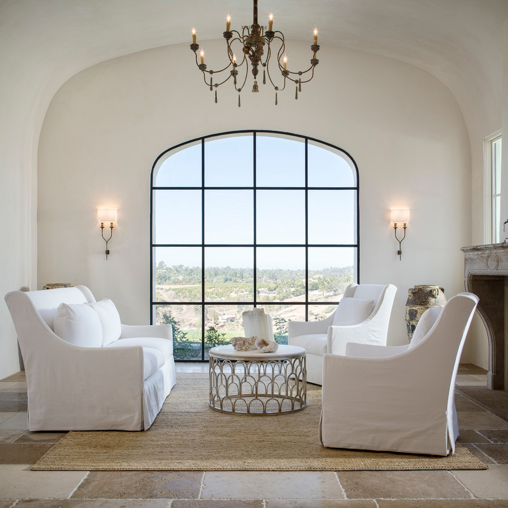 Foto di un soggiorno mediterraneo aperto con sala formale, pareti bianche, camino classico e tappeto