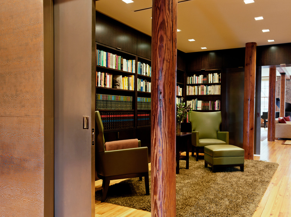Modelo de biblioteca en casa cerrada contemporánea de tamaño medio sin chimenea y televisor con suelo de madera clara