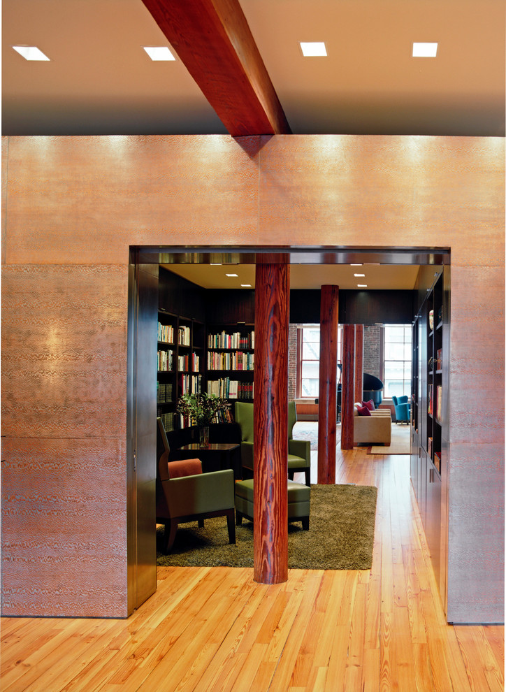 Mittelgroße, Fernseherlose, Abgetrennte Moderne Bibliothek ohne Kamin mit schwarzer Wandfarbe und hellem Holzboden in New York
