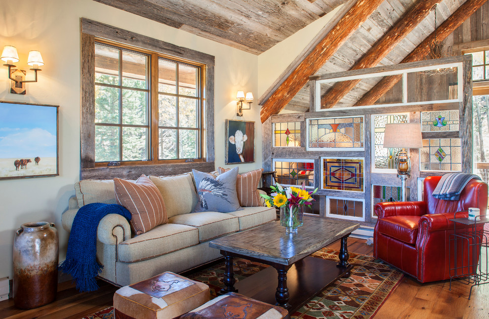 Rustikales Wohnzimmer mit beiger Wandfarbe und braunem Holzboden in Denver