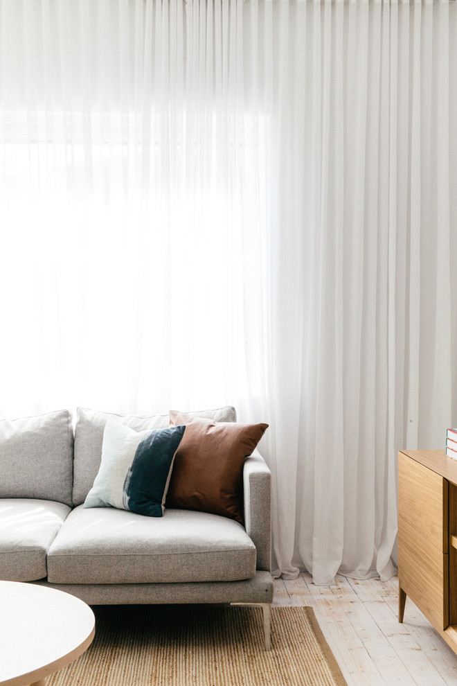 Immagine di un soggiorno scandinavo di medie dimensioni con pareti bianche e pavimento in legno verniciato