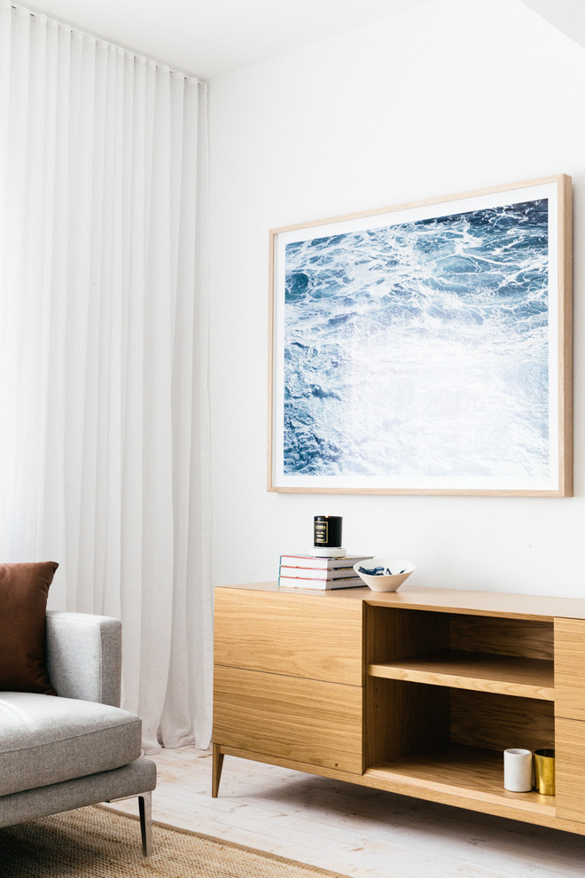 Свежая идея для дизайна: гостиная комната среднего размера в скандинавском стиле с деревянным полом - отличное фото интерьера