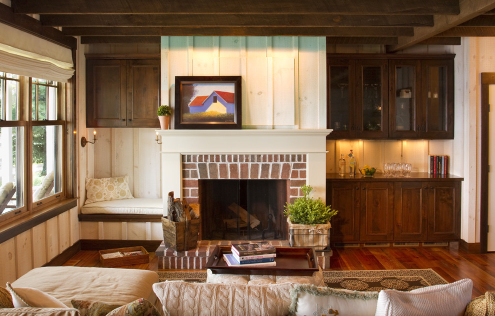 Fernseherloses Landhaus Wohnzimmer mit Kamin und Kaminumrandung aus Backstein in Minneapolis