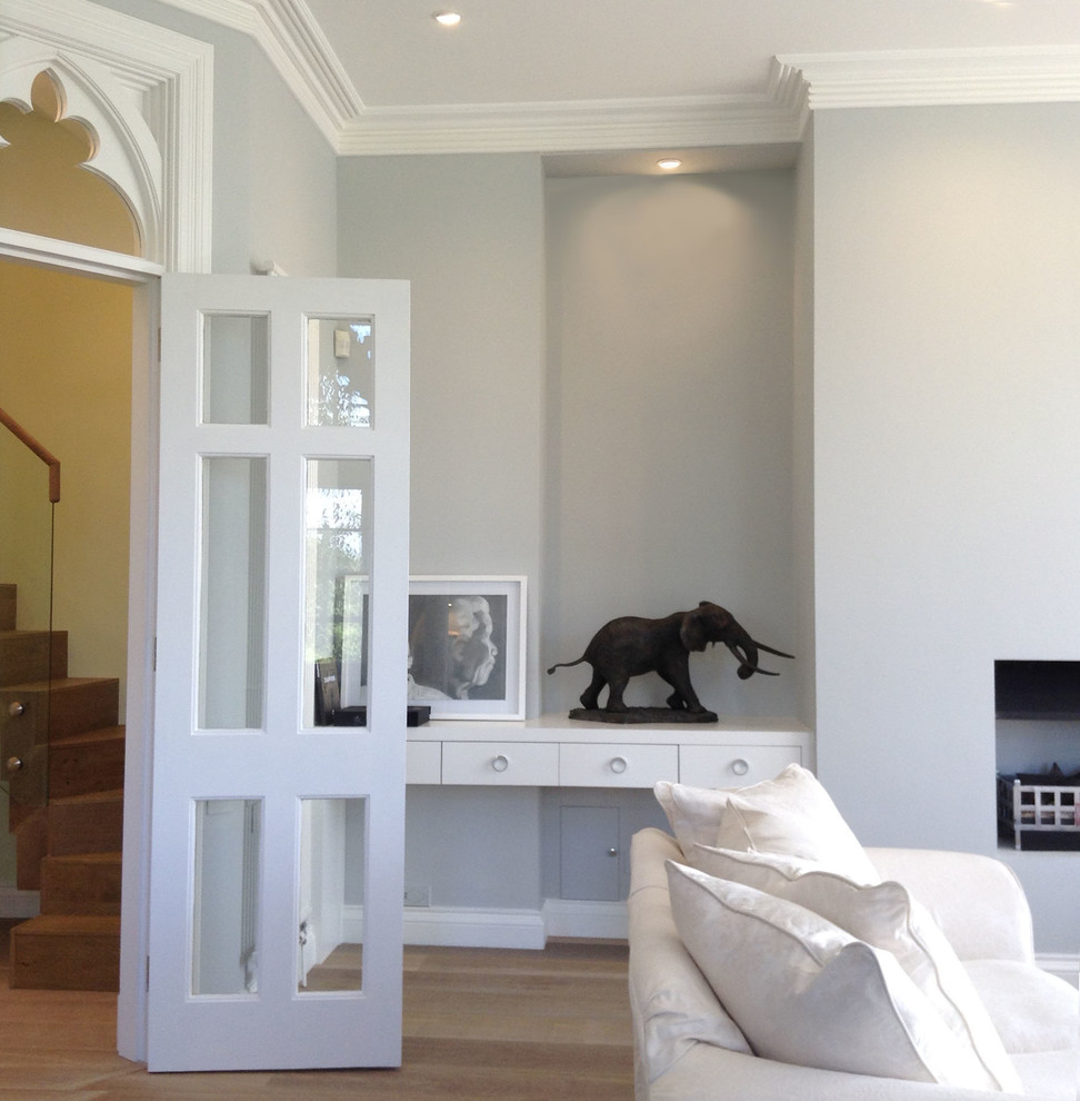 Immagine di un grande soggiorno classico aperto con pavimento in legno massello medio