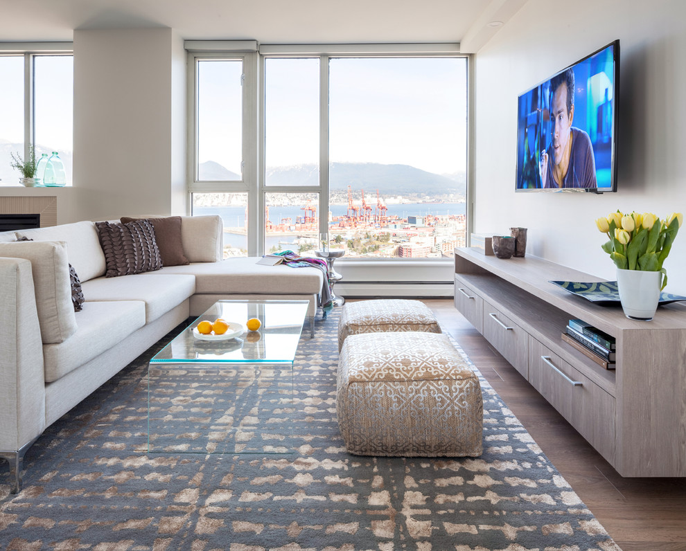 Inspiration pour un grand salon design ouvert avec une salle de réception, un mur blanc, un sol en bois brun, aucune cheminée et un téléviseur fixé au mur.