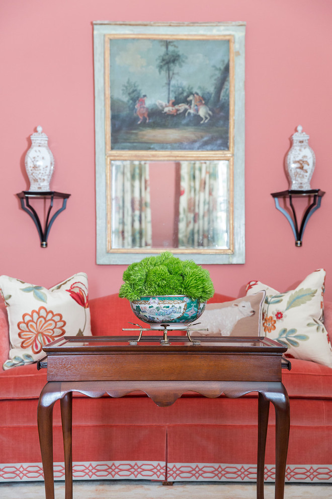 Imagen de salón para visitas cerrado tradicional de tamaño medio sin televisor con paredes rosas y suelo de madera en tonos medios