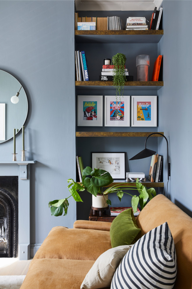 Cette photo montre un petit salon tendance fermé avec une bibliothèque ou un coin lecture, un mur bleu, parquet clair, une cheminée standard, un manteau de cheminée en bois, un téléviseur encastré, un sol beige et un plafond à caissons.