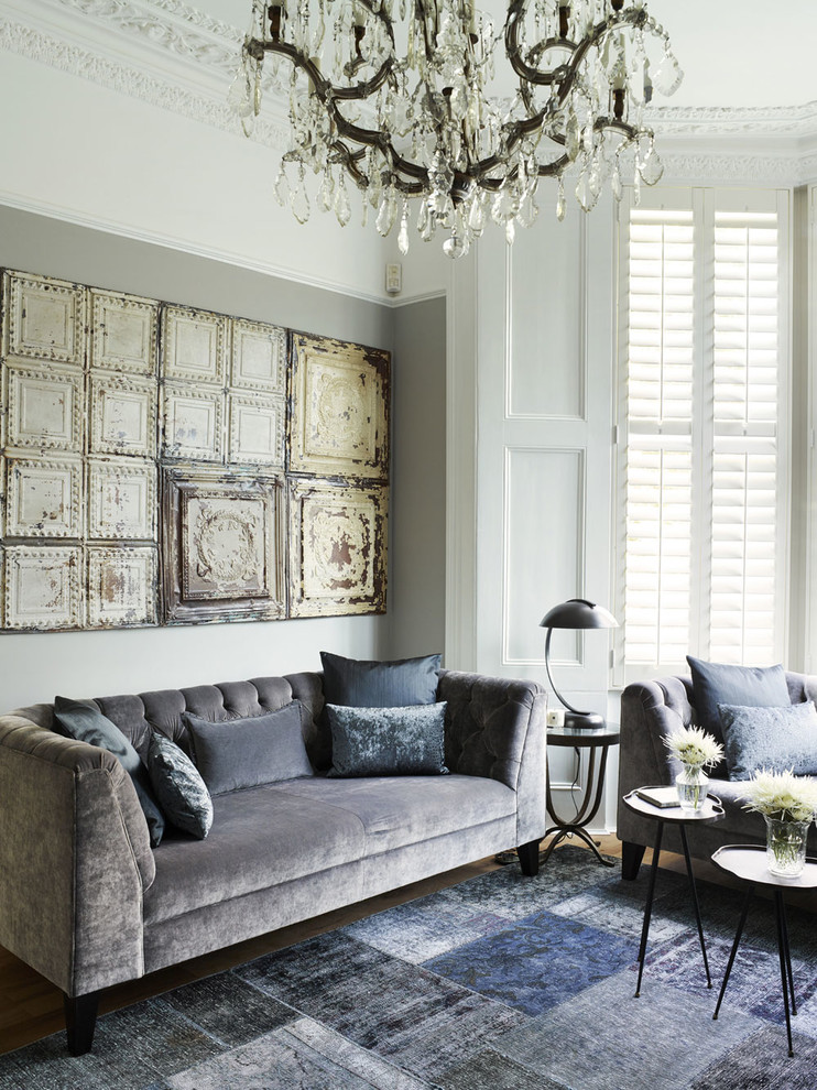Repräsentatives Klassisches Wohnzimmer mit grauer Wandfarbe in London