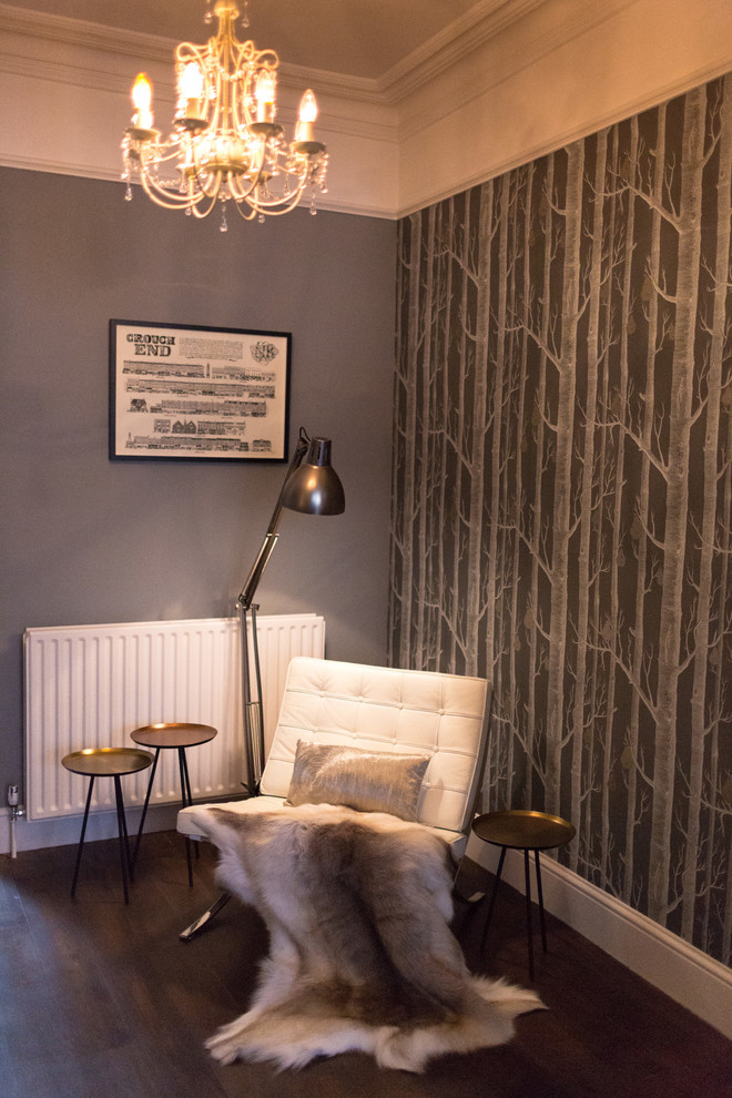 Источник вдохновения для домашнего уюта: открытая гостиная комната среднего размера в стиле фьюжн с серыми стенами и темным паркетным полом