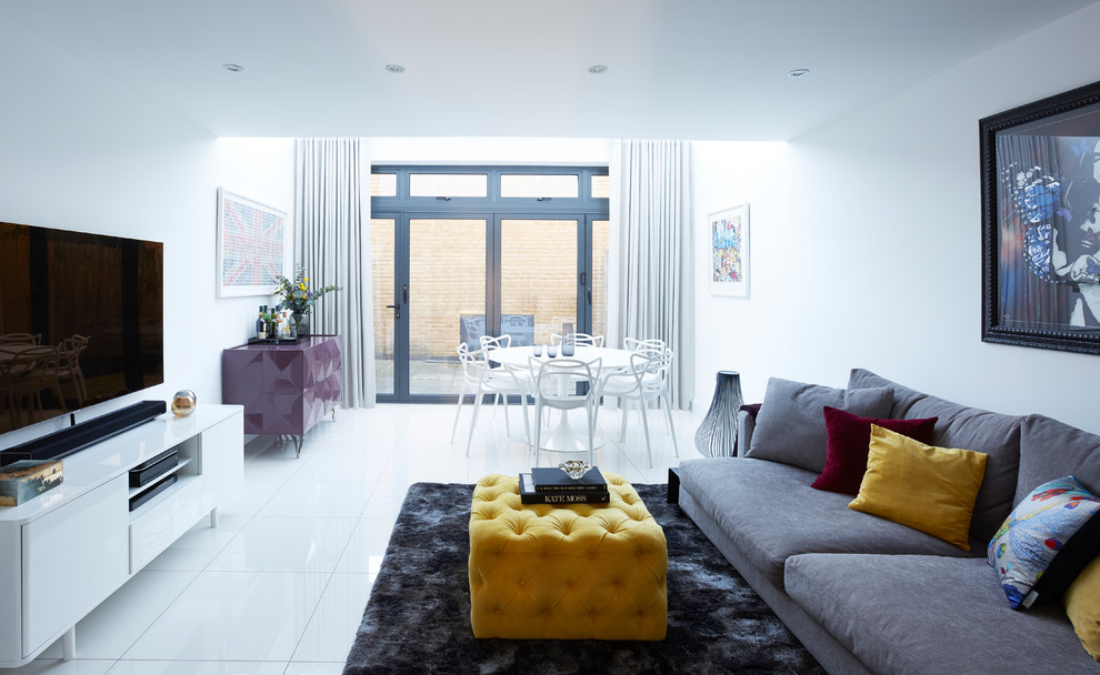 Идея дизайна: маленькая изолированная гостиная комната в современном стиле с белыми стенами, полом из керамической плитки, отдельно стоящим телевизором и белым полом для на участке и в саду