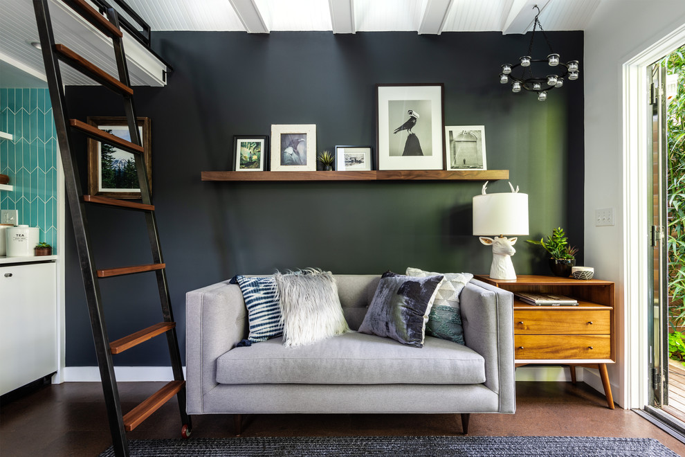 Cette photo montre un petit salon tendance ouvert avec un mur gris, un sol en liège, aucun téléviseur et un sol marron.