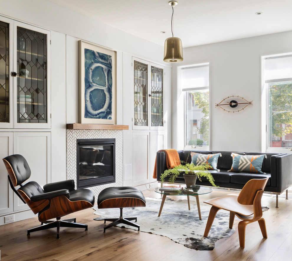 Fernseherloses, Offenes Modernes Wohnzimmer mit hellem Holzboden und Kamin in New York