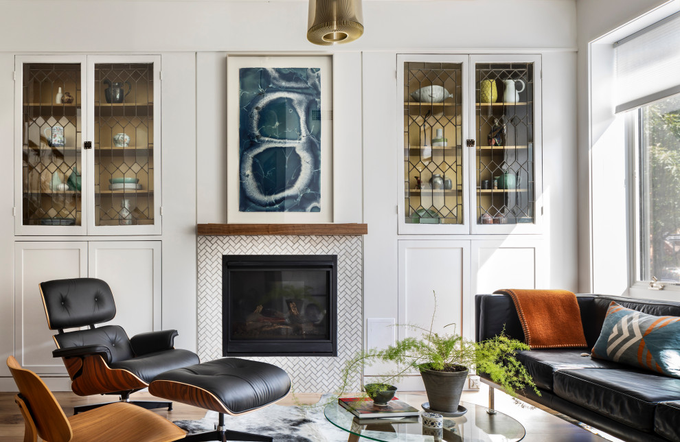 Idee per un soggiorno design aperto con parquet chiaro, camino classico e nessuna TV