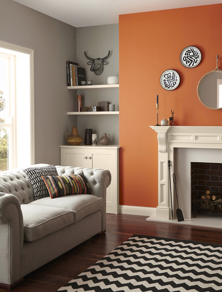 Esempio di un soggiorno con pareti arancioni
