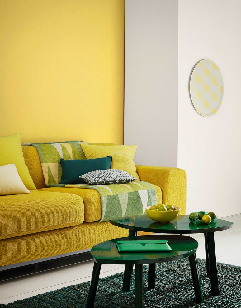 Стильный дизайн: гостиная комната в стиле ретро с желтыми стенами, акцентной стеной и ковром на полу - последний тренд