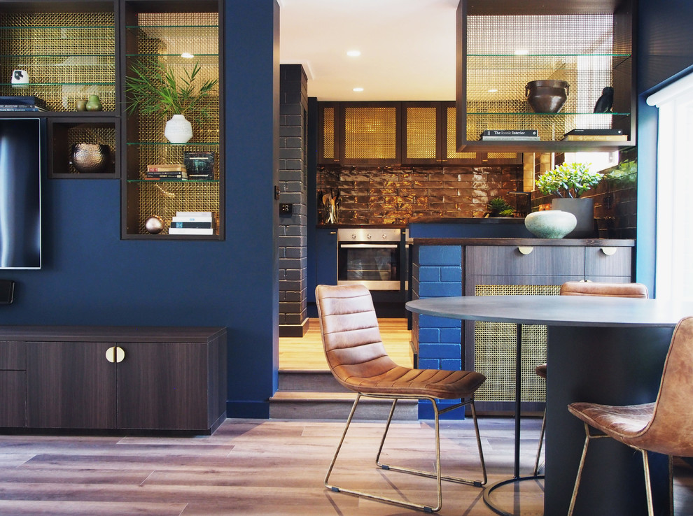 Réalisation d'un petit salon design ouvert avec un mur bleu, un sol en vinyl et un téléviseur fixé au mur.