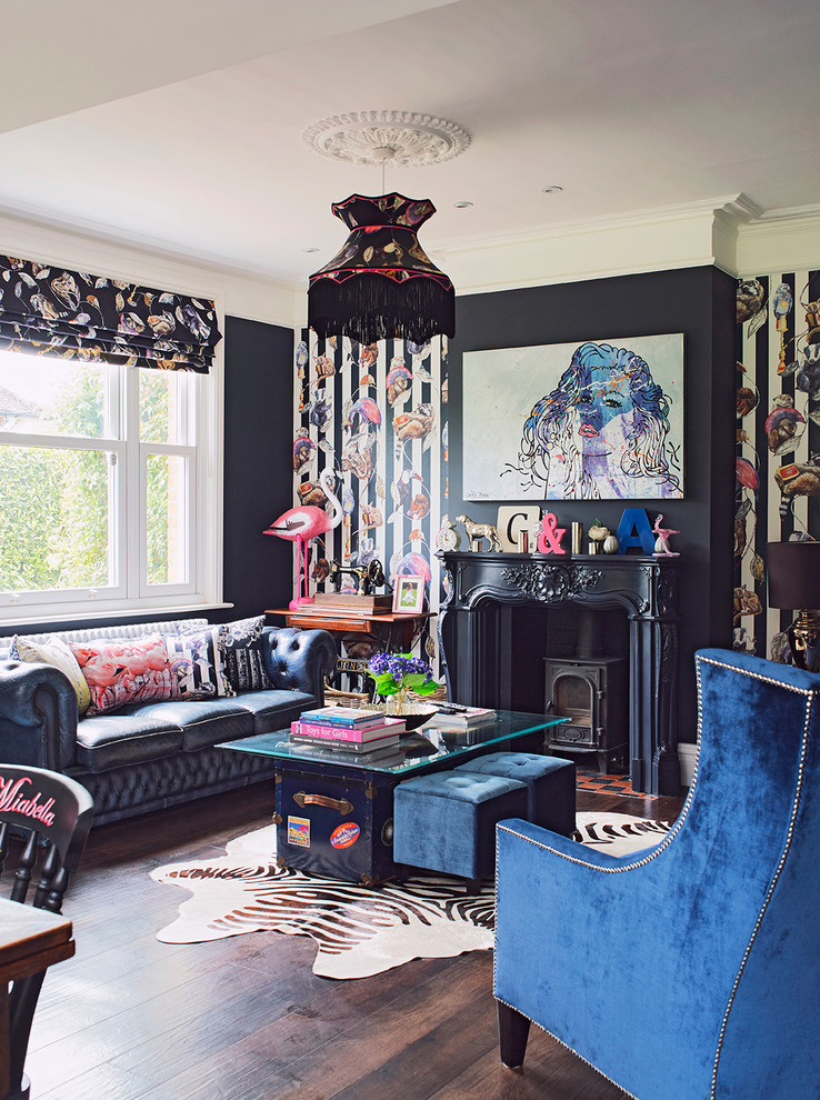 Stilmix Wohnzimmer mit schwarzer Wandfarbe, dunklem Holzboden und Kaminofen in Berkshire