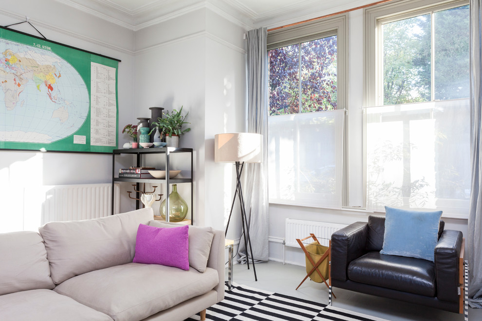 Свежая идея для дизайна: гостиная комната:: освещение в скандинавском стиле - отличное фото интерьера