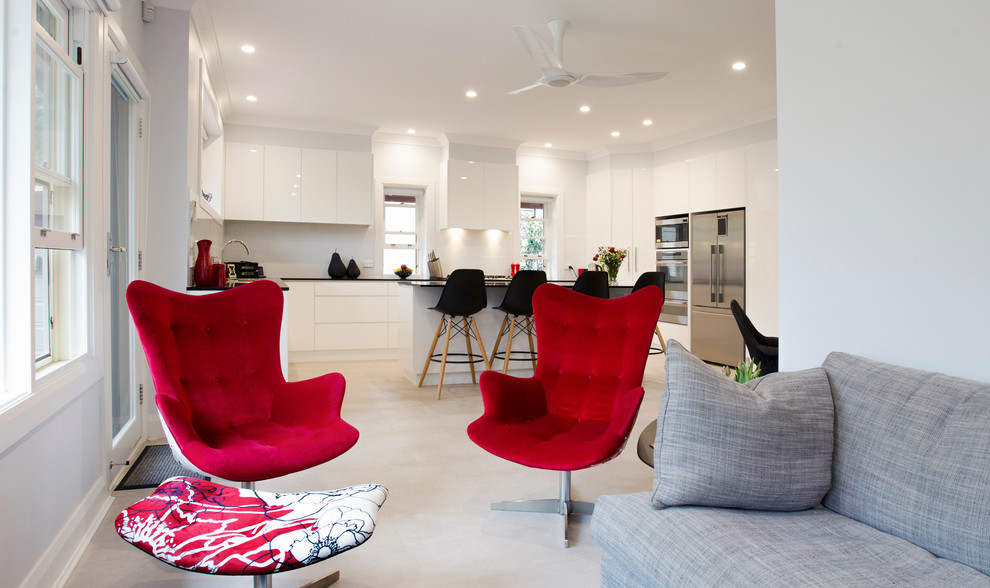 Kleines, Offenes Modernes Wohnzimmer mit weißer Wandfarbe, Keramikboden, Gaskamin, Kaminumrandung aus Metall und freistehendem TV in Sydney