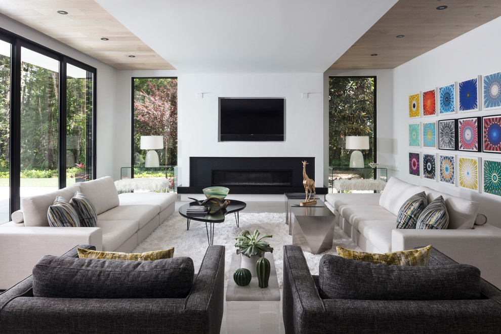 Esempio di un soggiorno minimal con pareti bianche, camino lineare Ribbon, TV a parete e pavimento beige