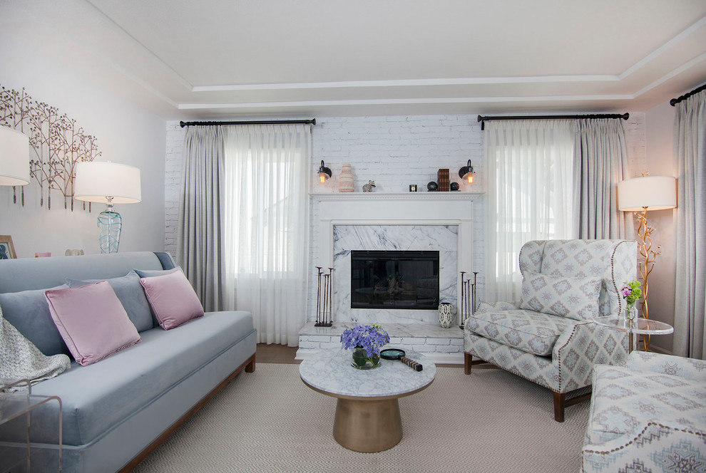 На фото: гостиная комната в классическом стиле с белыми стенами, паркетным полом среднего тона, стандартным камином, фасадом камина из камня и коричневым полом