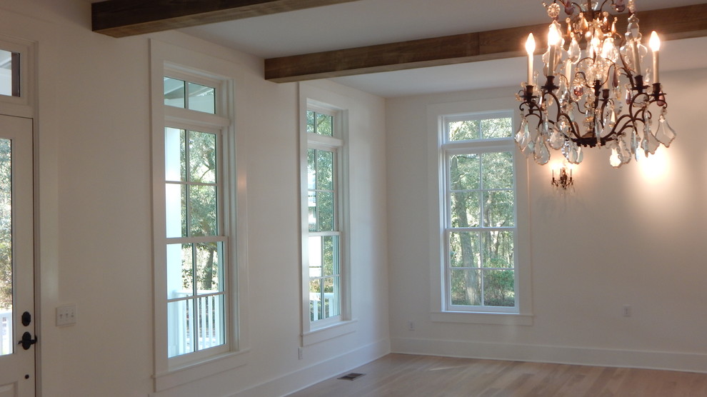 Ejemplo de salón abierto campestre de tamaño medio con paredes blancas y suelo de madera clara