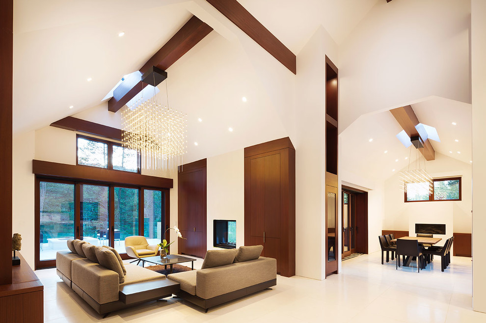 Großes, Offenes Modernes Wohnzimmer mit weißer Wandfarbe und Multimediawand in Sonstige