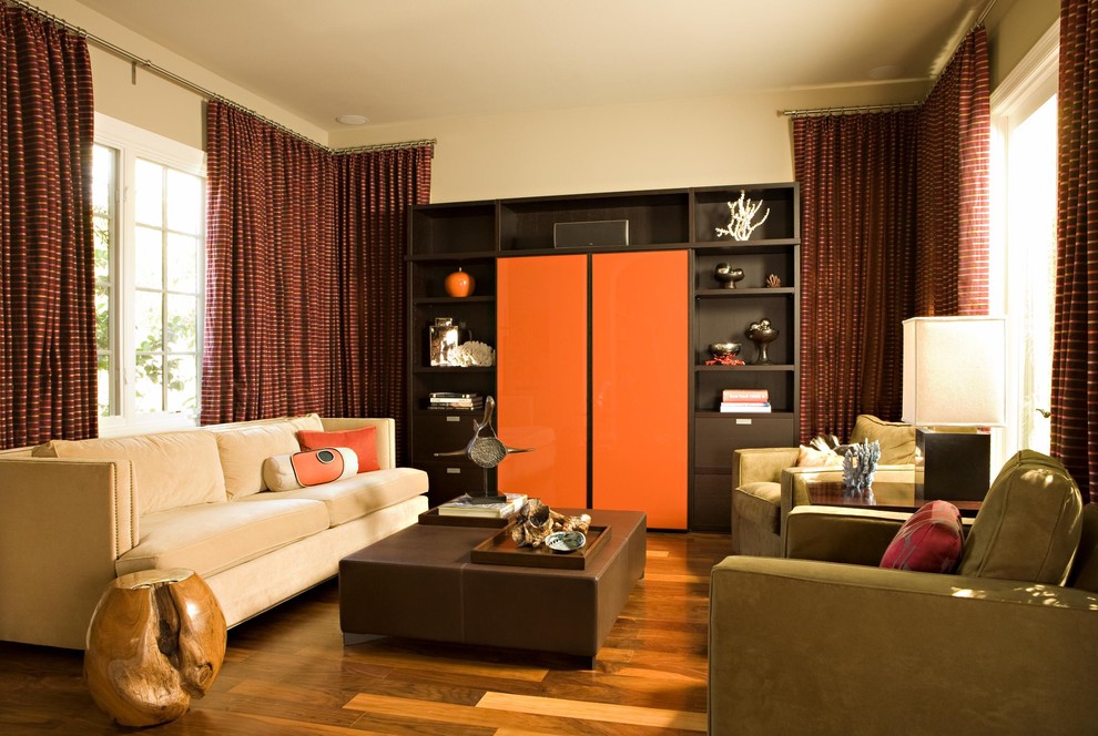 Стильный дизайн: большая гостиная комната в современном стиле с бежевыми стенами и красивыми шторами - последний тренд