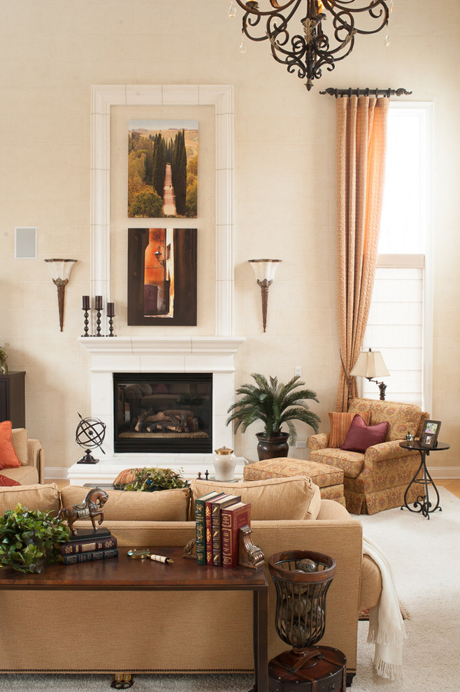 Großes, Offenes Mediterranes Wohnzimmer mit beiger Wandfarbe, Teppichboden, Kamin und verputzter Kaminumrandung in Chicago