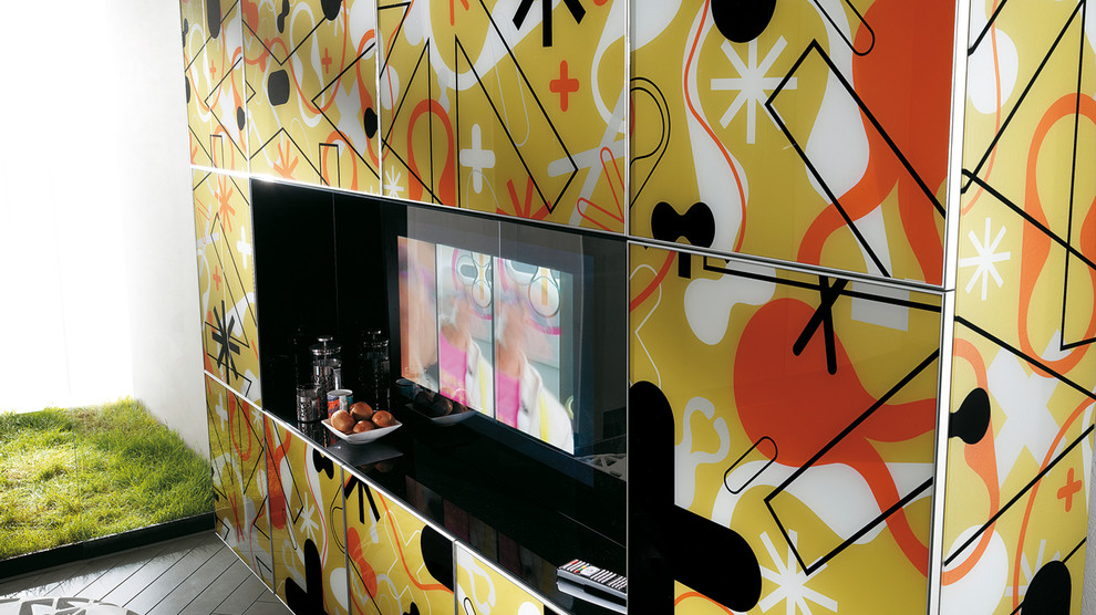 Esempio di un ampio soggiorno moderno aperto con pareti bianche, pavimento in legno verniciato e TV autoportante