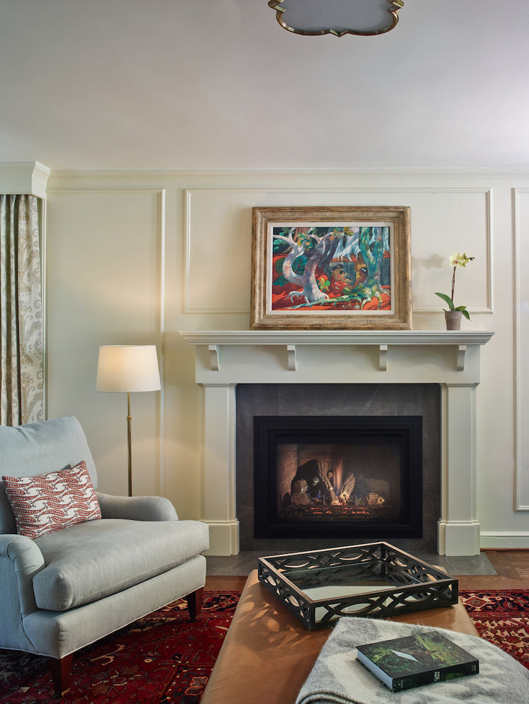 ポートランドにある高級な広いトラディショナルスタイルのおしゃれな独立型リビング (白い壁、濃色無垢フローリング、標準型暖炉、木材の暖炉まわり、茶色い床) の写真