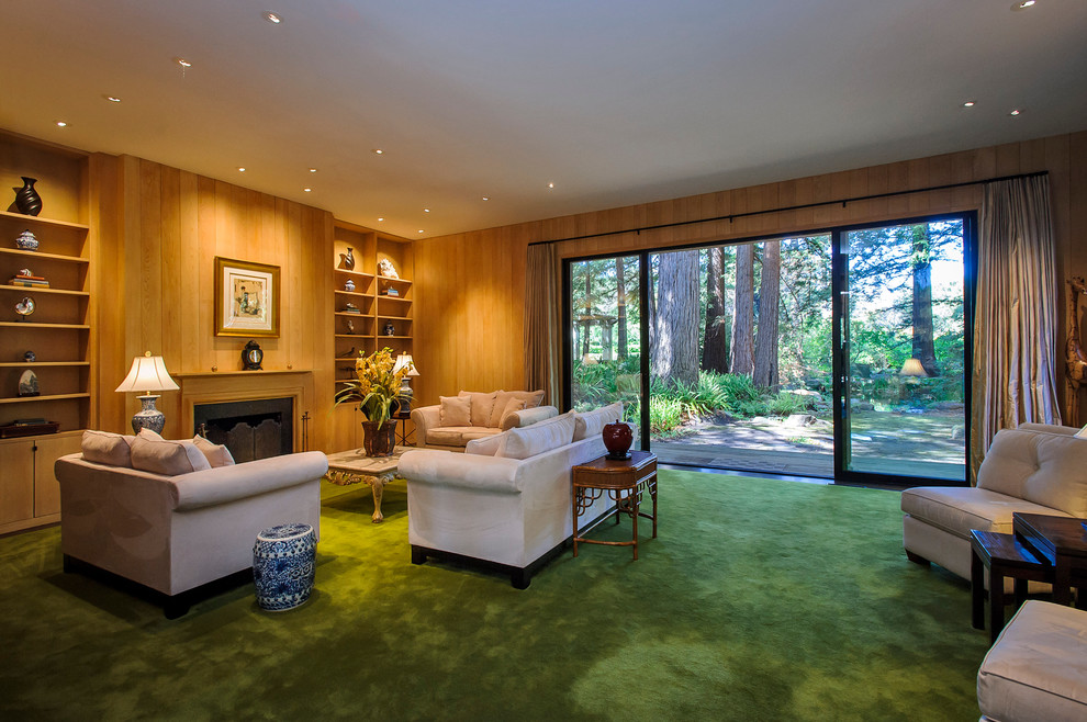 Пример оригинального дизайна: огромная гостиная комната в классическом стиле с стандартным камином и красивыми шторами