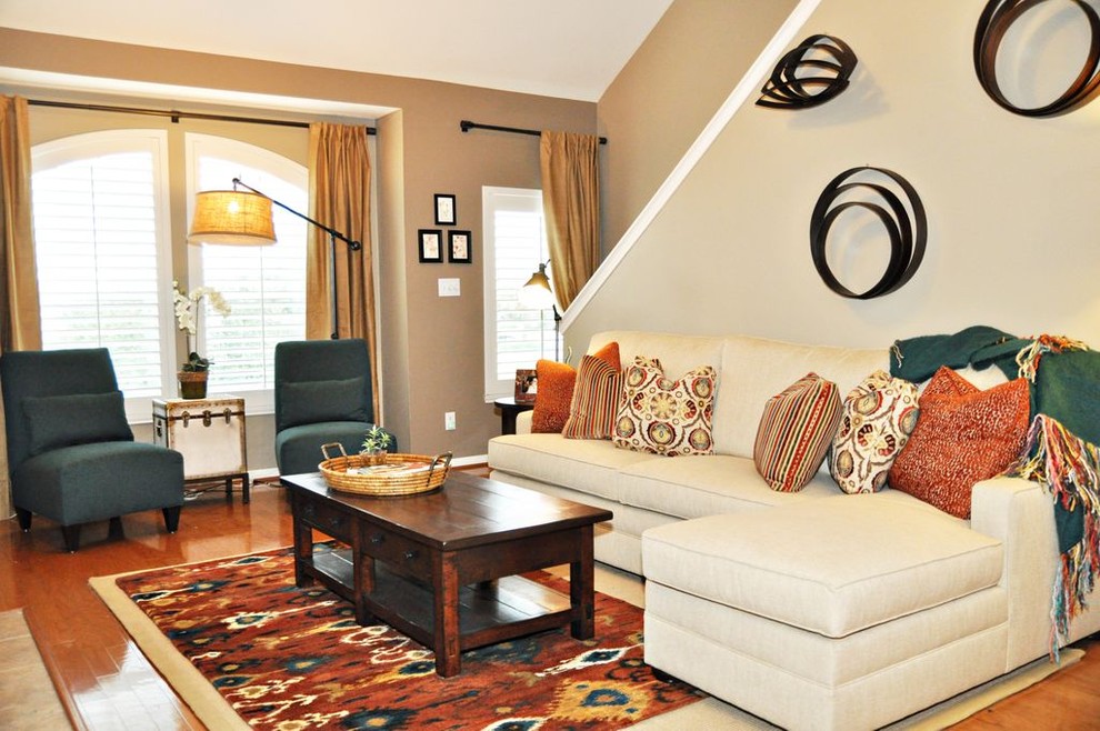 Klassisches Wohnzimmer mit beiger Wandfarbe in Houston