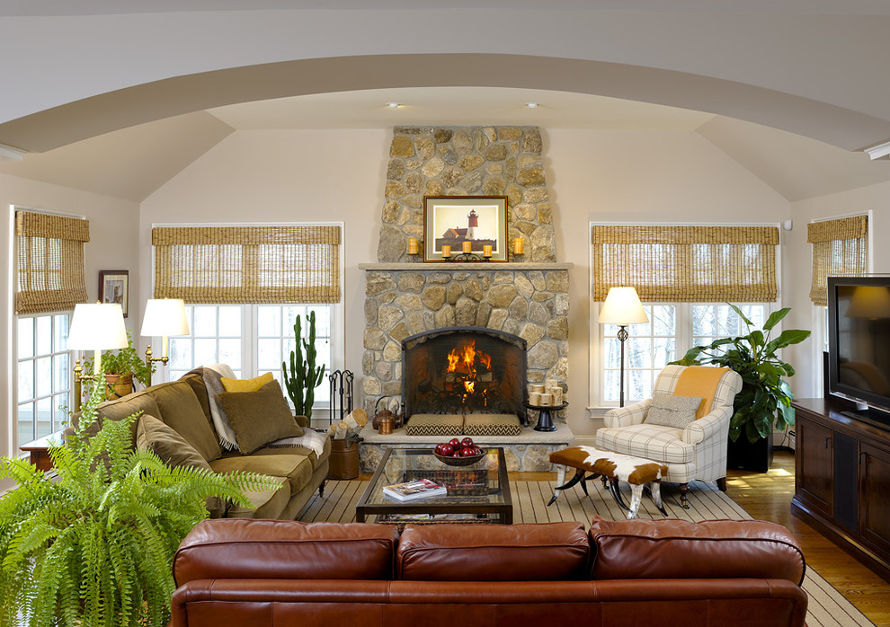 Exemple d'un salon tendance avec un manteau de cheminée en pierre.