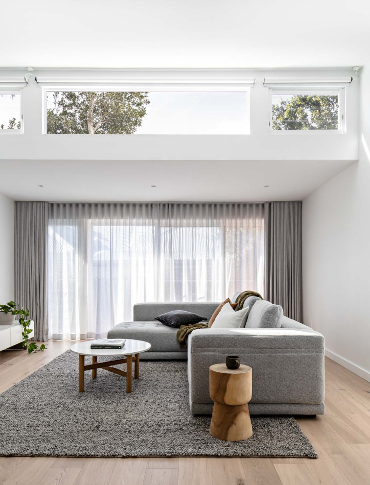 Großes, Offenes Modernes Wohnzimmer ohne Kamin mit weißer Wandfarbe, hellem Holzboden und TV-Wand in Sydney