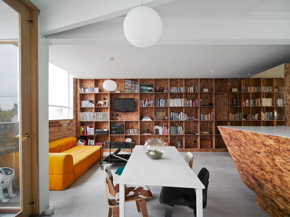 Idee per un soggiorno boho chic aperto con libreria, pareti bianche e parete attrezzata