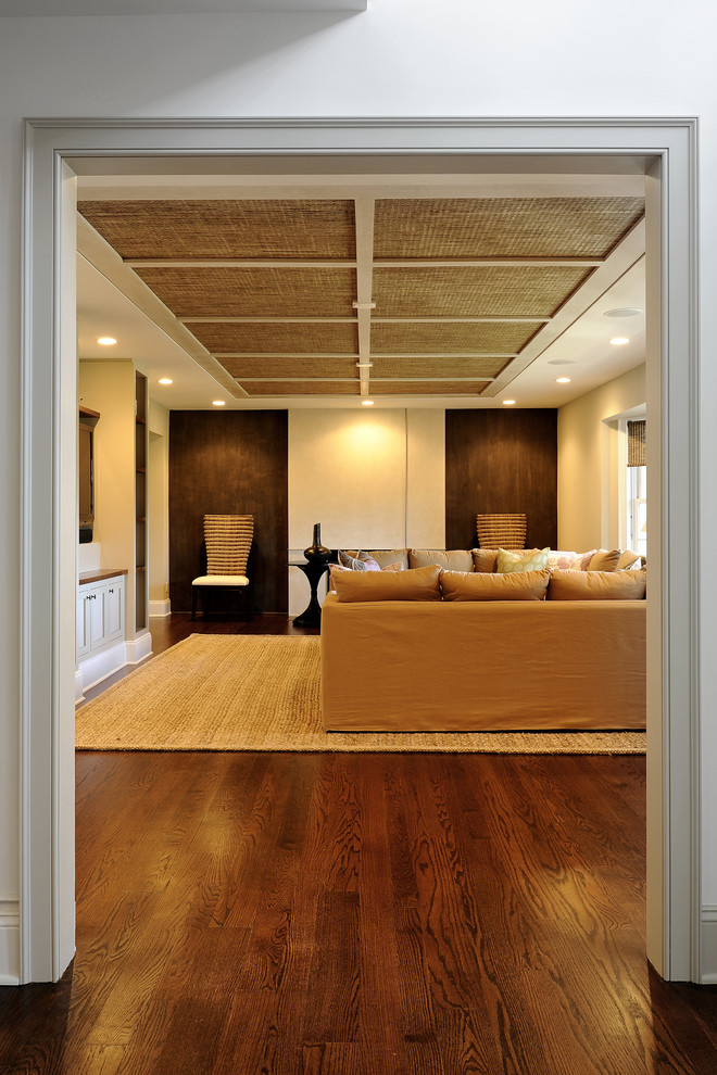 Esempio di un soggiorno classico chiuso con pareti bianche, pavimento in legno massello medio, camino classico, cornice del camino in metallo e parete attrezzata