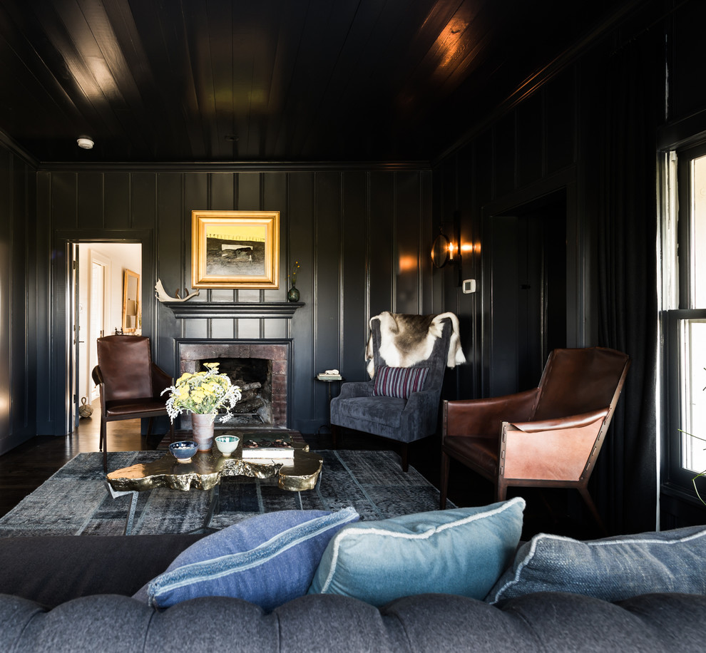 Идея дизайна: парадная, изолированная гостиная комната среднего размера в классическом стиле с черными стенами, темным паркетным полом, стандартным камином, фасадом камина из кирпича и коричневым полом без телевизора