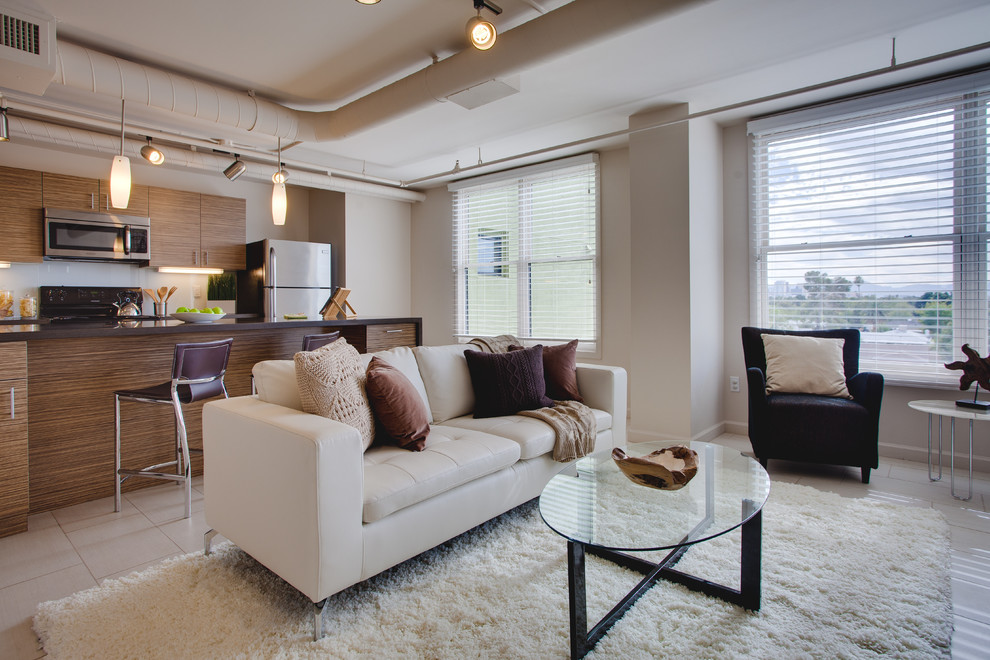 Kleines, Offenes Modernes Wohnzimmer mit beiger Wandfarbe und Porzellan-Bodenfliesen in Phoenix