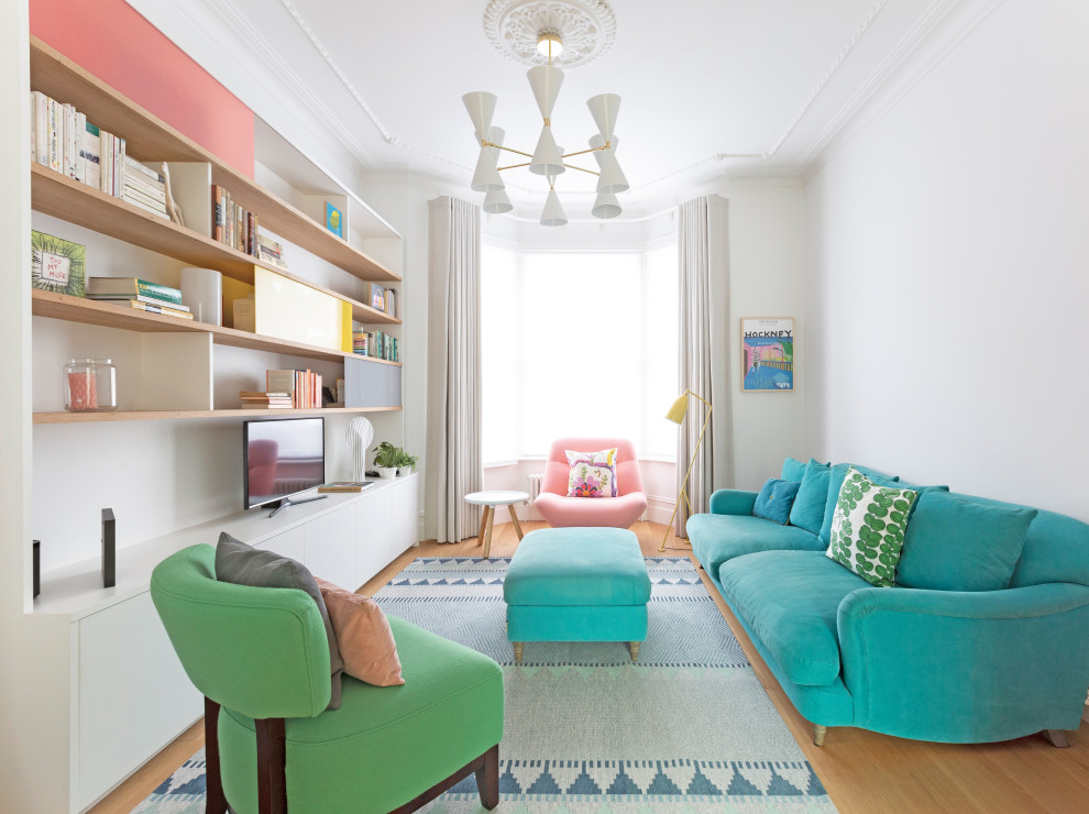 Esempio di un grande soggiorno contemporaneo chiuso con pareti grigie, pavimento in legno massello medio, TV autoportante e pavimento marrone