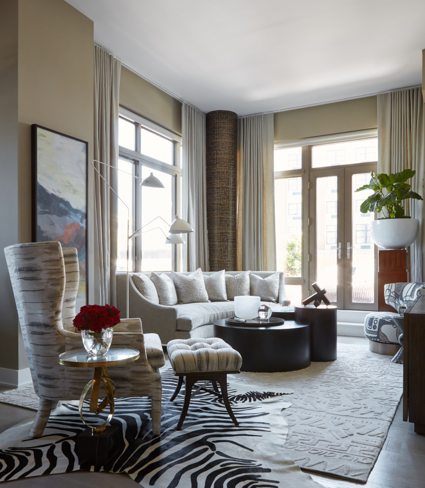 Идея дизайна: маленькая открытая гостиная комната в стиле модернизм с серыми стенами, светлым паркетным полом, отдельно стоящим телевизором и серым полом без камина для на участке и в саду