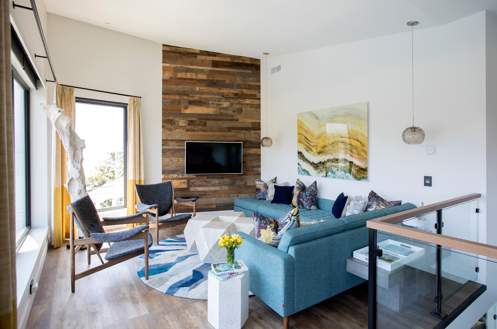 Mittelgroßes, Offenes Maritimes Wohnzimmer mit weißer Wandfarbe, braunem Holzboden, TV-Wand und braunem Boden in Sonstige