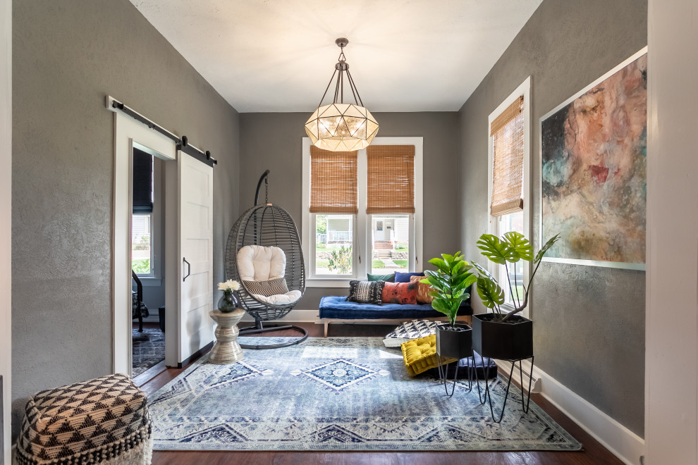 Abgetrenntes, Mittelgroßes, Fernseherloses Stilmix Wohnzimmer ohne Kamin mit grauer Wandfarbe, braunem Holzboden und rotem Boden in Chicago