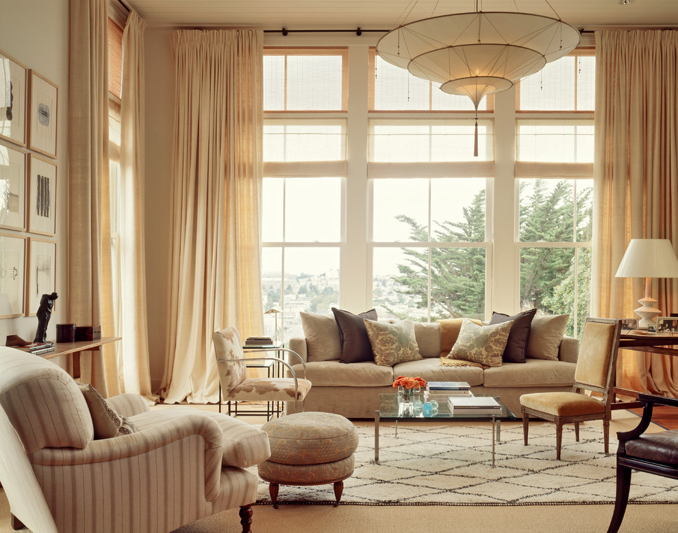 Ispirazione per un grande soggiorno tradizionale con pareti beige
