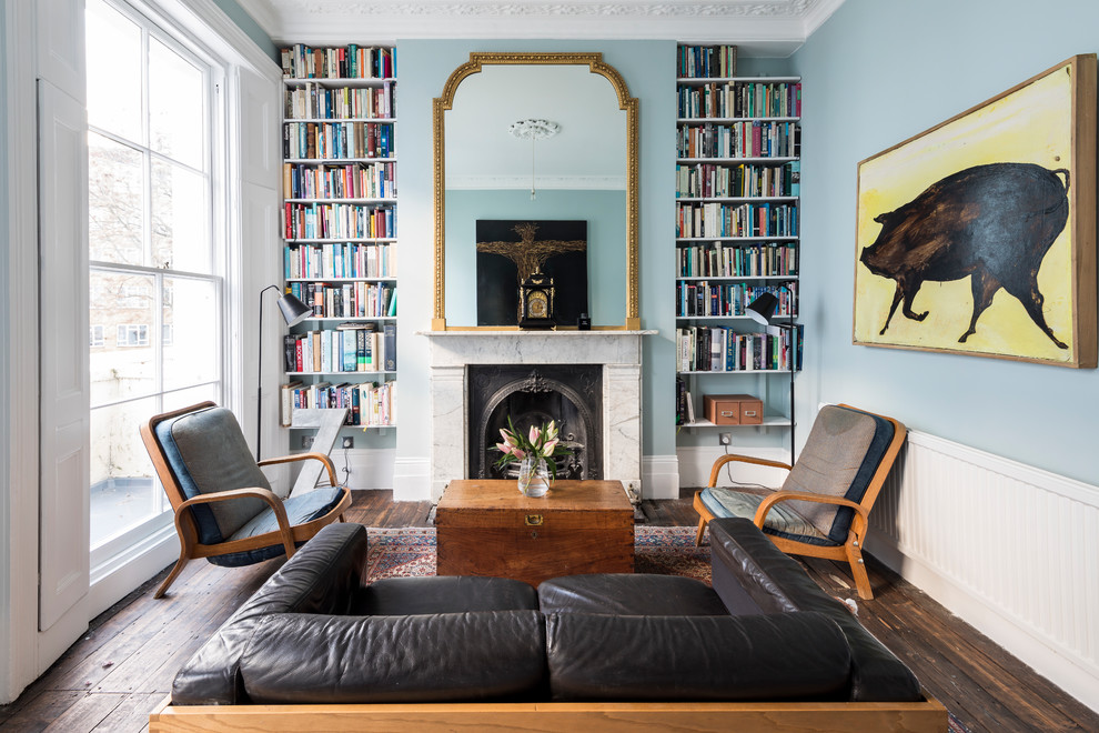 Ejemplo de biblioteca en casa clásica con paredes azules, suelo de madera oscura, todas las chimeneas y suelo marrón